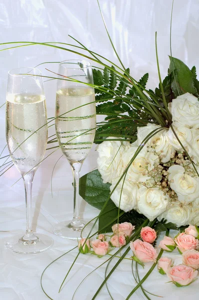 แชมเปญและดอกกุหลาบ — ภาพถ่ายสต็อก