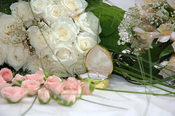 Roses and ring — Stock Photo, Image