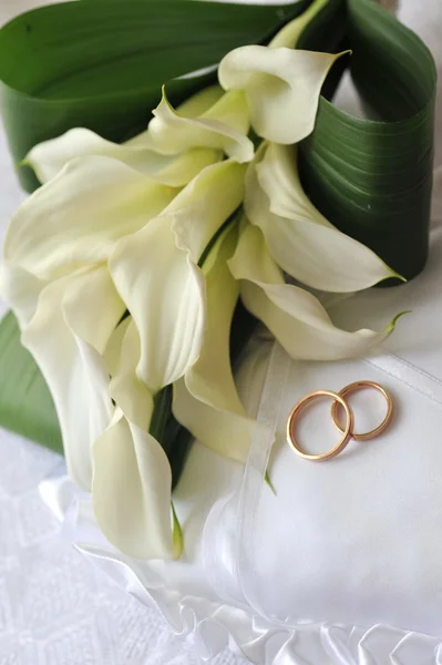 Menyasszony bouquet és gyűrűk — Stock Fotó