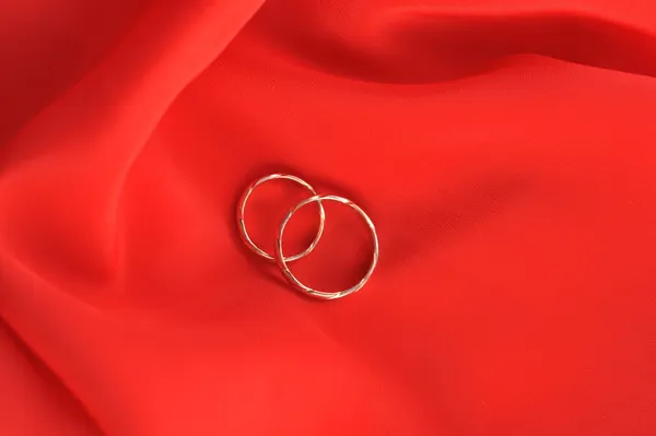 Snubní prsteny na červené — Stock fotografie