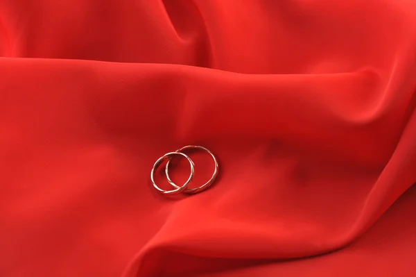 Tela roja y anillos de boda —  Fotos de Stock