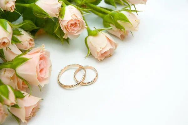 Anéis e rosas — Fotografia de Stock