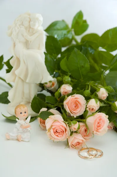 Rings and roses — Stock Photo, Image