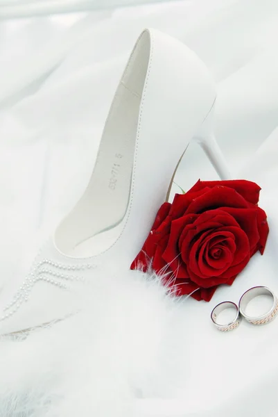 Rosa vermelha com anéis e sapato — Fotografia de Stock