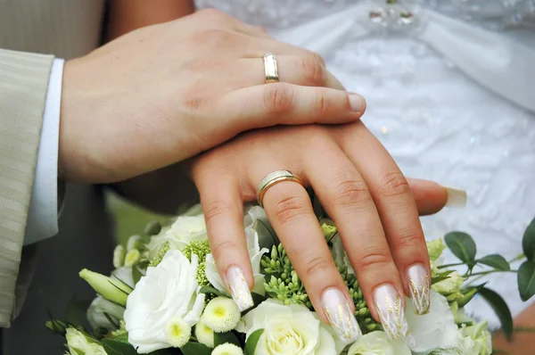 Mãos com anéis de casamento — Fotografia de Stock