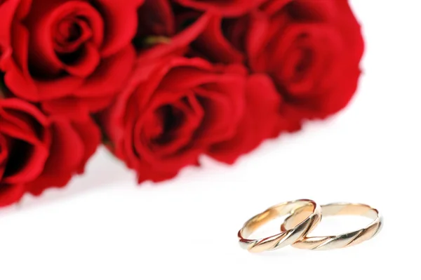 Červené růže a prsten — Stock fotografie