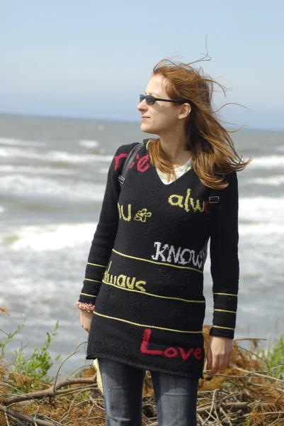 Trevlig tjej med boendepriser på stranden — Stockfoto