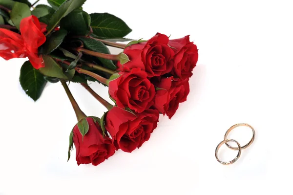 Rote Rosen und Ring — Stockfoto
