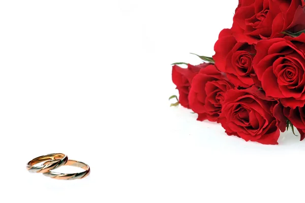 Κόκκινα τριαντάφυλλα και δαχτυλίδι — Φωτογραφία Αρχείου