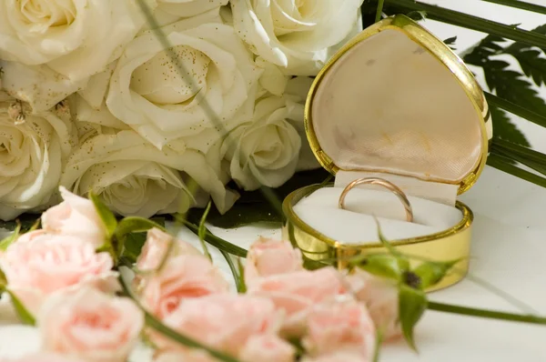 Gyűrű és a rózsa — Stock Fotó