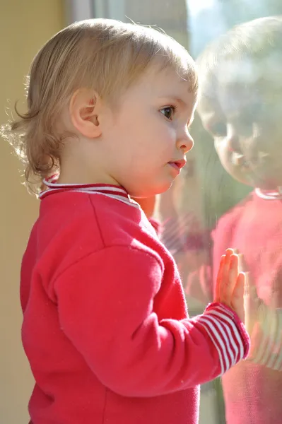 Маленькая девочка и зеркало — стоковое фото