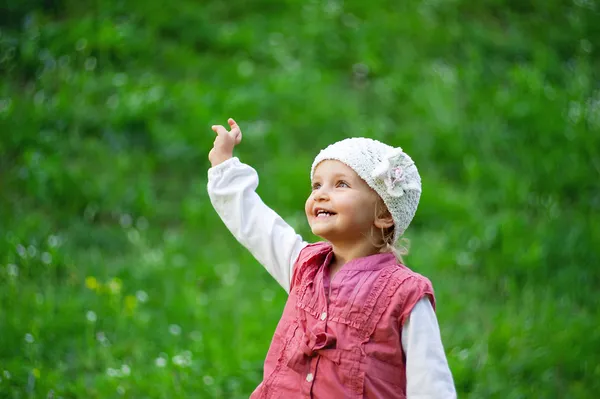 Маленькая девочка веселится — стоковое фото