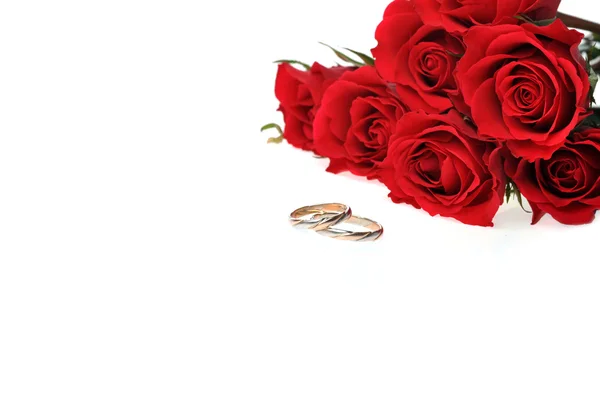 Red roses and ring — Stock Photo, Image