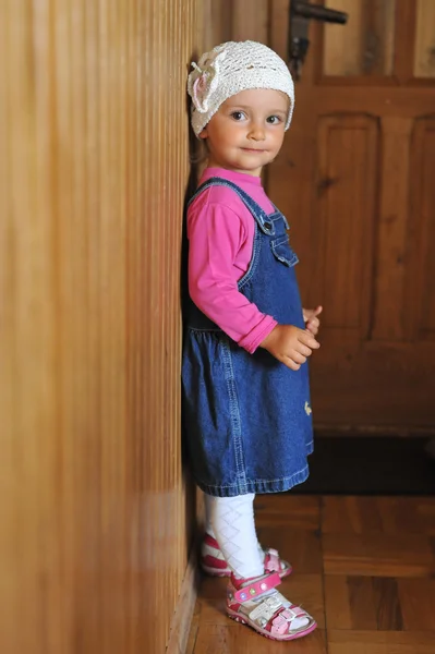 Mała dziewczynka stałego — Zdjęcie stockowe