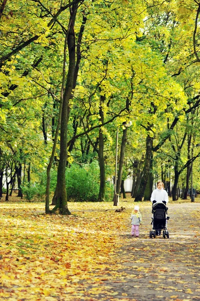 Μητέρα και παιδί περπατούν στο πάρκο — Φωτογραφία Αρχείου