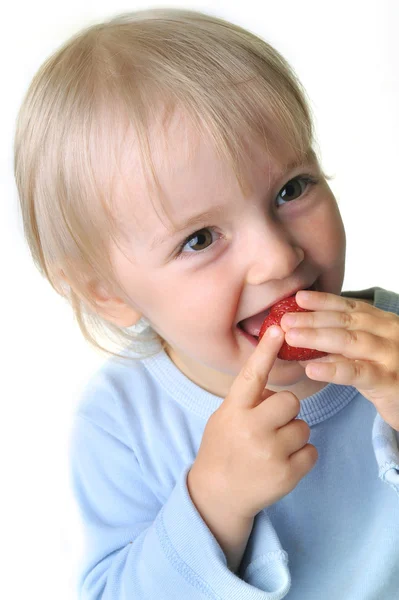 Girll comer morango — Fotografia de Stock