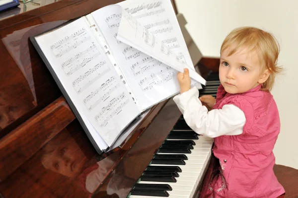 Girl plays piano — Stock Photo, Image