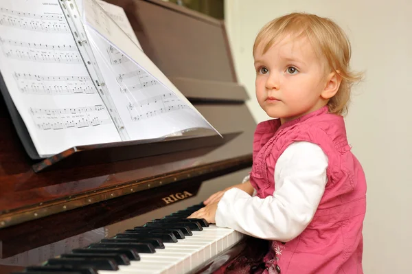 Lány zongorázik — Stock Fotó