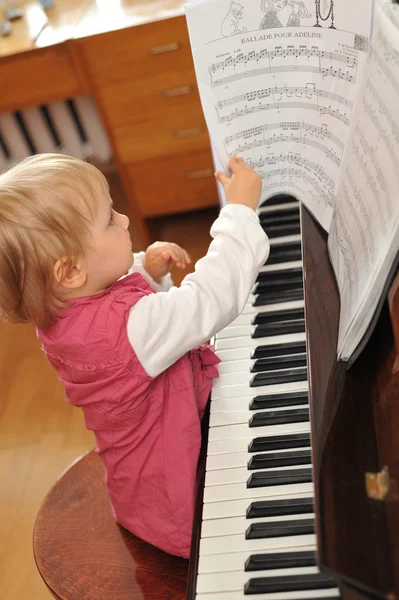 Girl plays piano — Stock Photo, Image