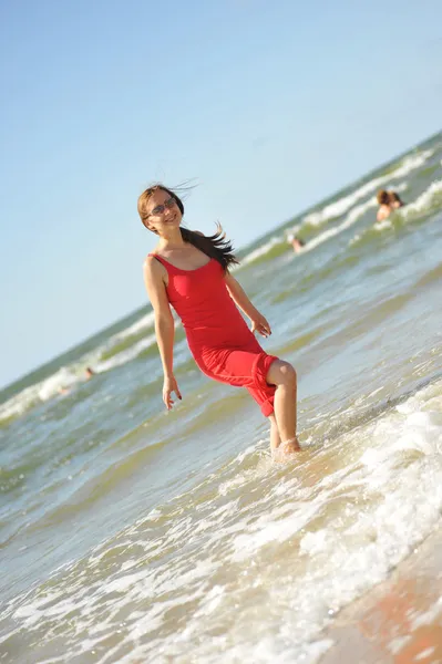 Jovem mulher bonita se divertindo na praia — Fotografia de Stock