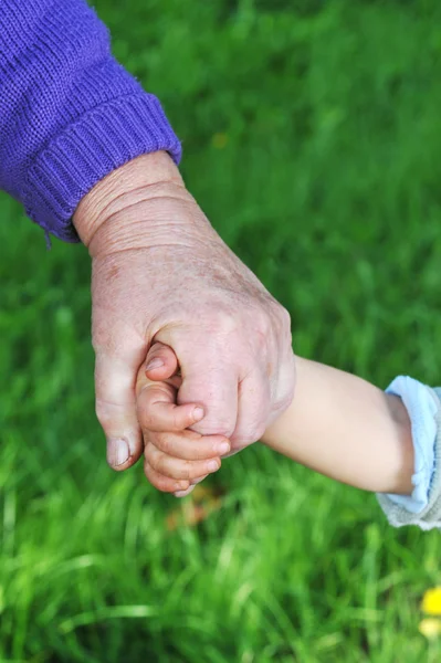 Grootmoeder houdt childs hand — Stockfoto