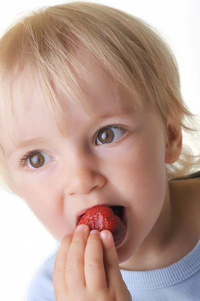 Девушка ест клубнику — стоковое фото