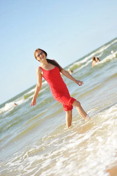 Молода красива жінка розважається на пляжі — стокове фото