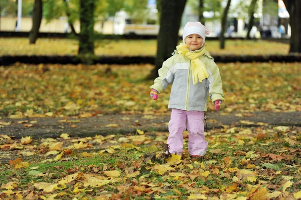 Girl playing in autumn park — Stock Photo, Image