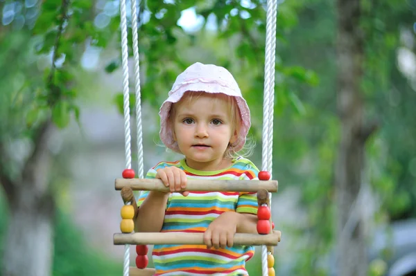 Menina pequena jogando ao ar livre — Fotografia de Stock