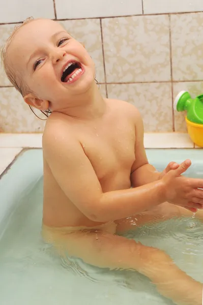 Mała dziewczynka biorąc kąpiel — Zdjęcie stockowe