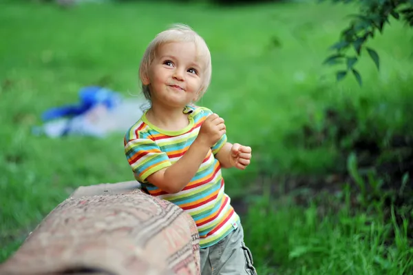 Menina pequena jogando ao ar livre — Fotografia de Stock