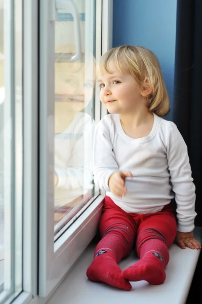 Fille s'assied à la fenêtre — Photo