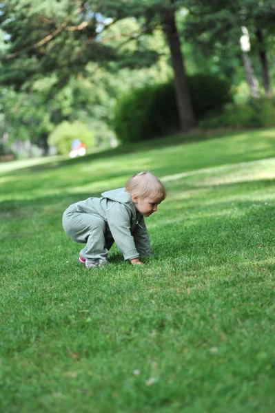 Small girl having fun at park — Stock Photo, Image
