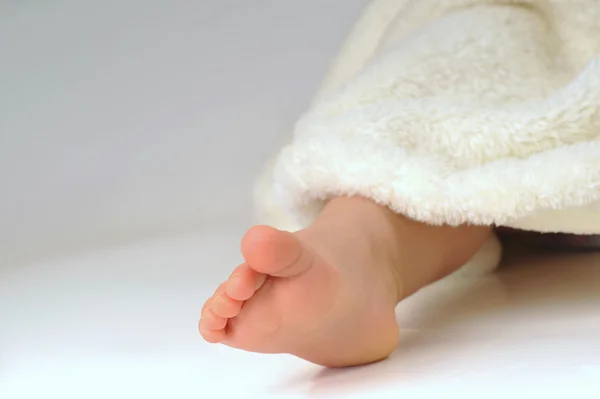 Fötter av liten flicka — Stockfoto