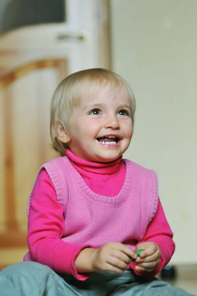 Mooi lachen meisje portret — Stockfoto