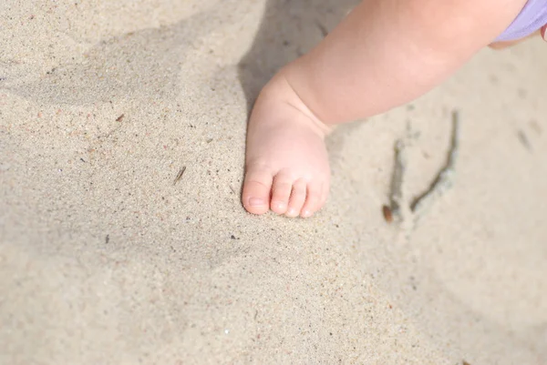 Piede sulla sabbia marina — Foto Stock