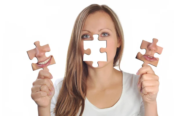 Jonge vrouw met twee puzzels — Stockfoto