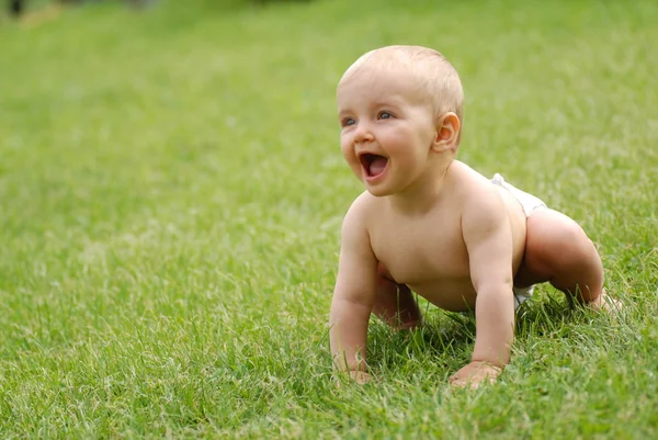 Baby auf Gras — Stockfoto
