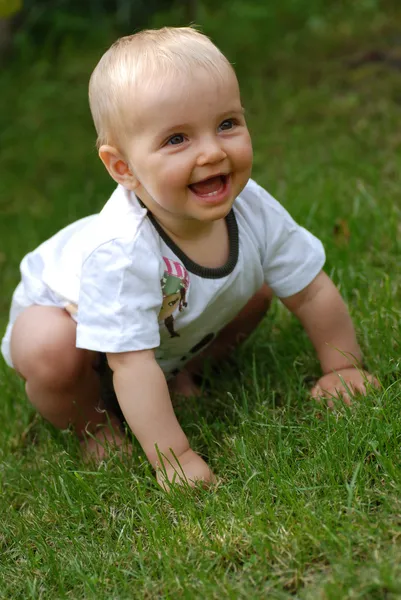 Baby på gräs — Stockfoto