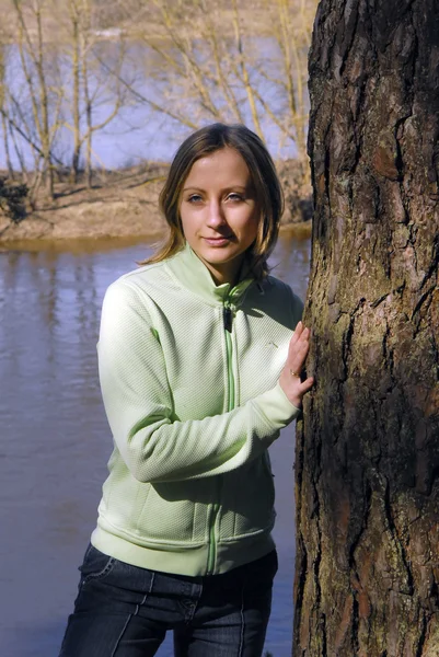 Νεαρή γυναίκα στο δάσος — Φωτογραφία Αρχείου