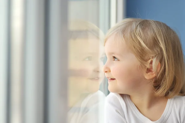 Girl sits at window — Stock Photo, Image