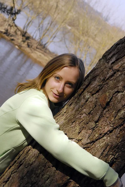 Jonge vrouw in bos — Stockfoto