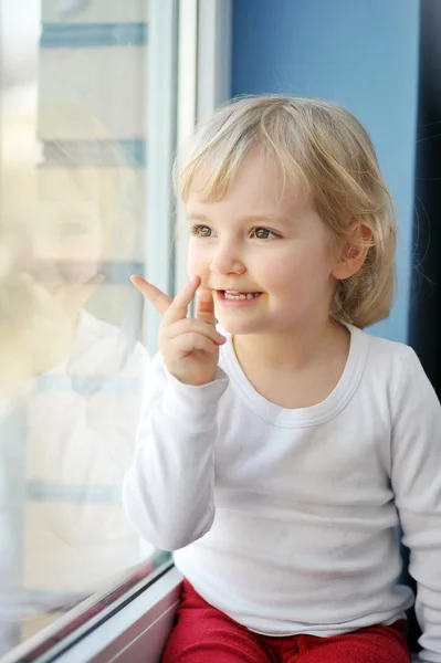 Girl sits at window — Stock Photo, Image