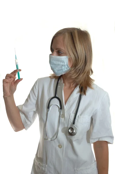 Młoda kobieta lekarz z strzykawka — Zdjęcie stockowe
