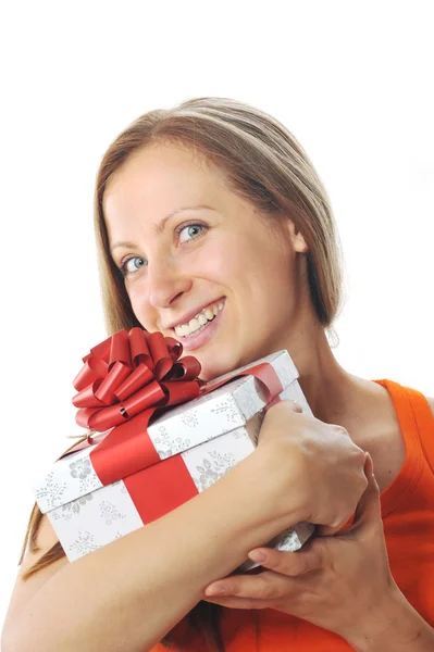 Молодая женщина с подарком — стоковое фото