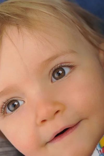Schöne kleine Mädchen — Stockfoto