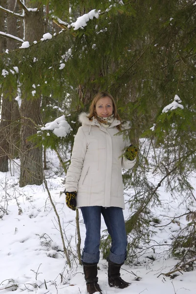 Ragazza che indossa cappotto invernale — Foto Stock