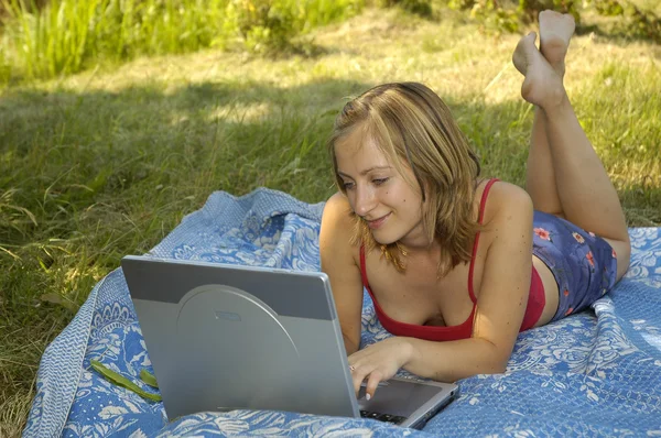 Chica trabajando con portátil al aire libre — Foto de Stock
