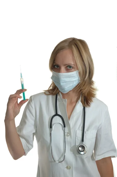 Młoda kobieta lekarz z strzykawka — Zdjęcie stockowe