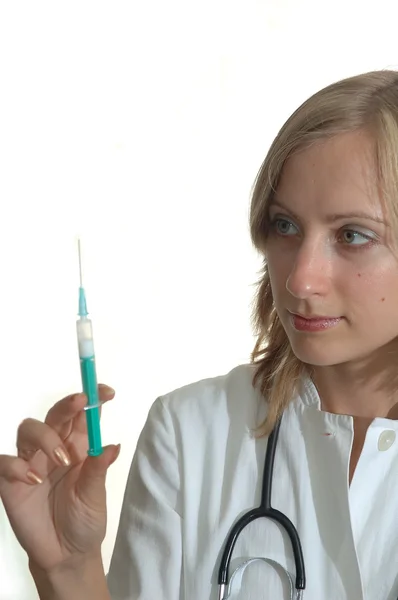 Doktor mladá žena s injekční stříkačkou — Stock fotografie